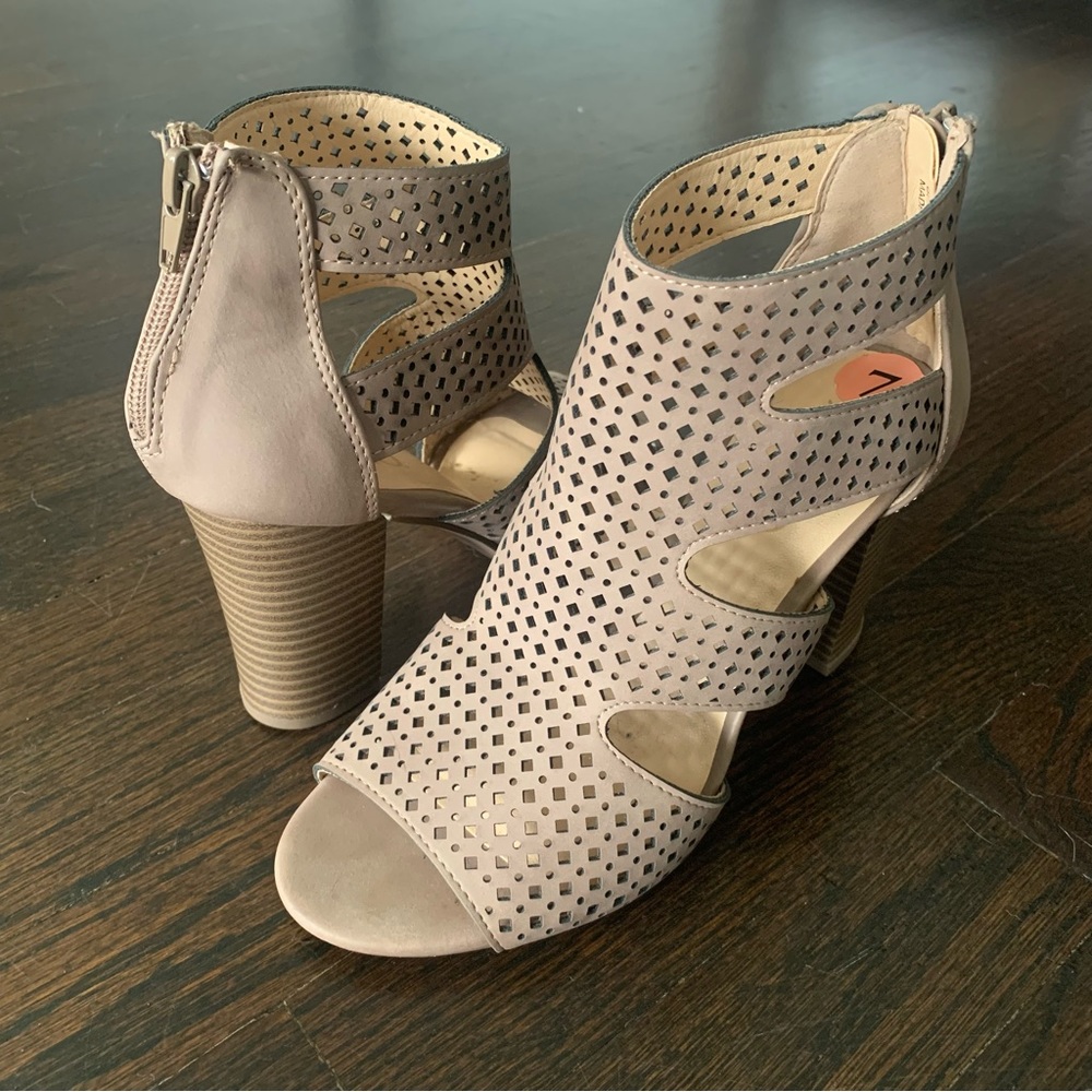 XOXO Beamer Sandal